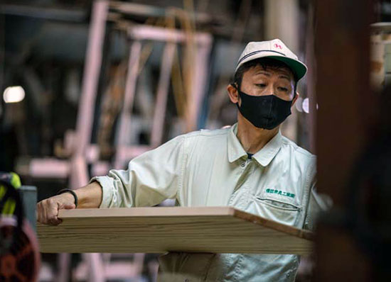 橋詰家具の職人さん